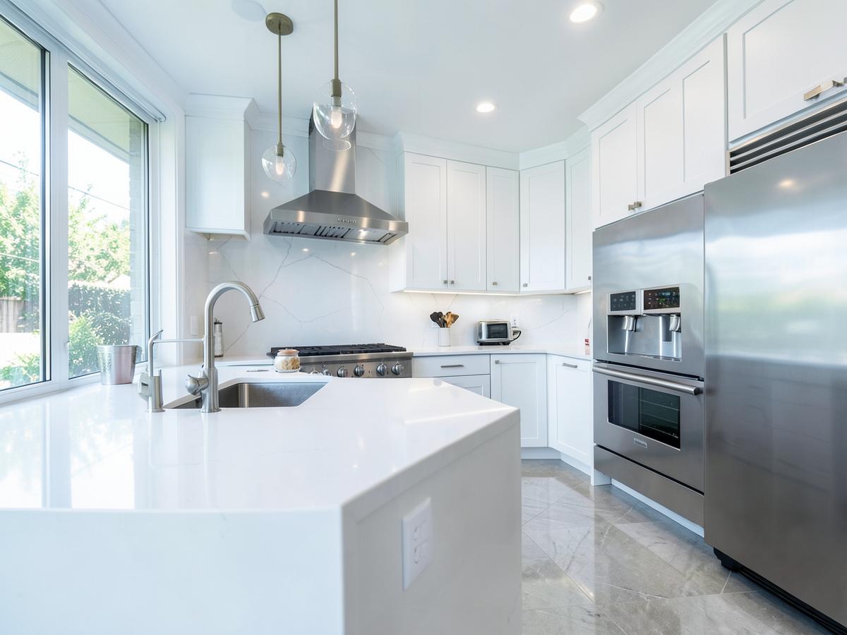 Spotless white kitchen after a Vannor deep clean